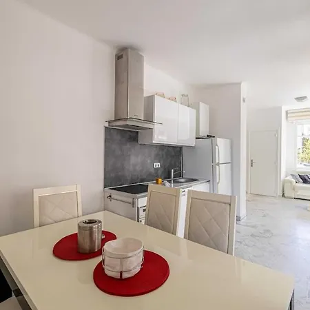 Charming 2br 3 Minutes From The Sea Apartment *