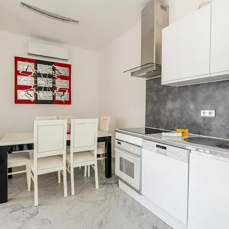 Charming 2br 3 Minutes From The Sea Apartment *